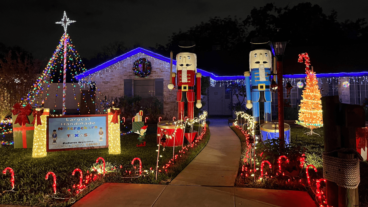 En San Antonio, cada año el vecindario de Windcrest llama la atención por brillar de muchos colores con la llegada del frío y la Navidad.