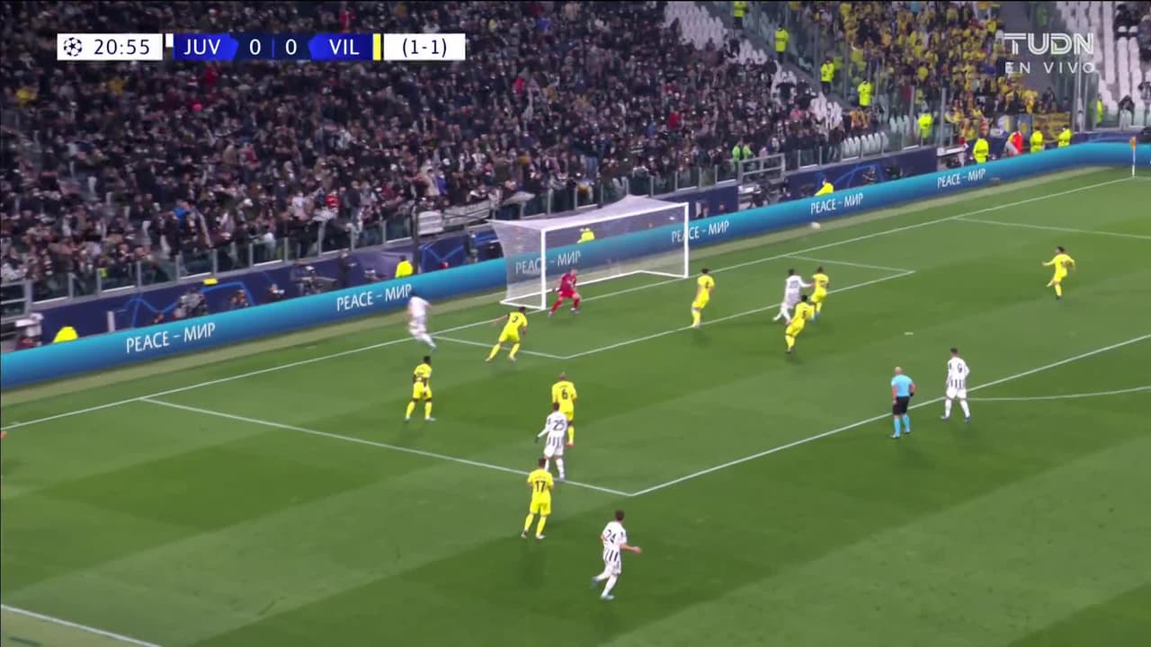 ¡CERCA! Dusan Vlahovic disparó que se estrella en el poste.