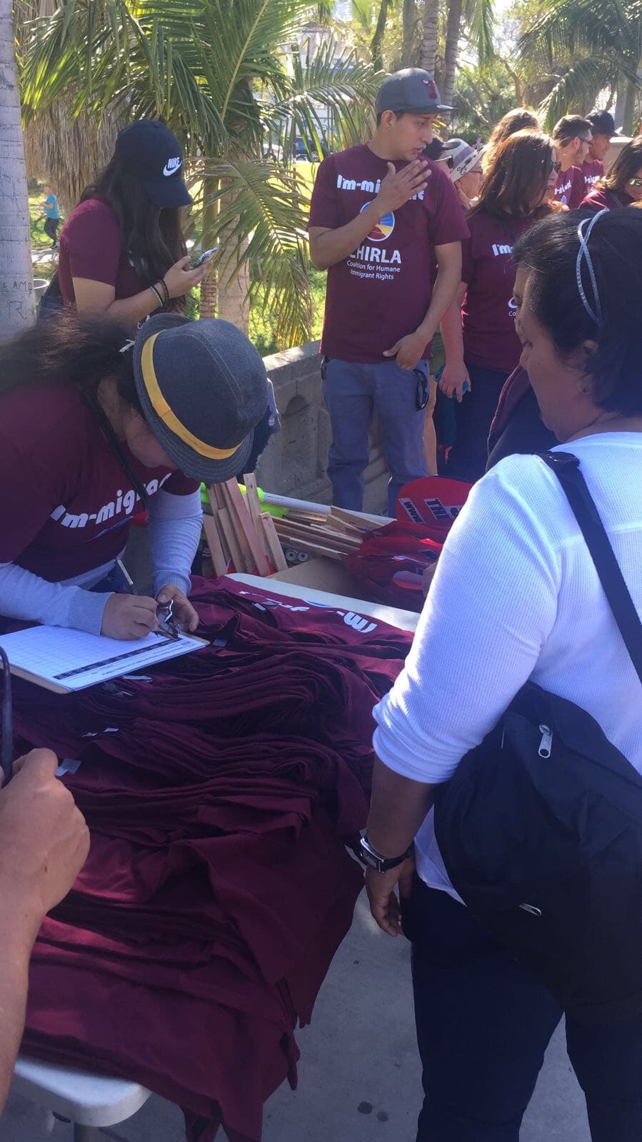 Carla Medrano compartiendo con los trabajadores y comunidad inmigrante en la ciudad de Los Ángeles.