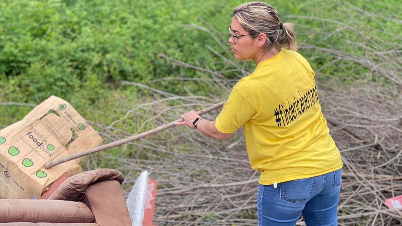 Erica Hernández fue vista conduciendo su camioneta GMC negra 
<a href="https://www.univision.com/local/houston-kxln/dan-a-conocer-video-de-la-ultima-vez-que-vieron-a-madre-hispana-desaparecida-en-houston-video">en un video que publicó la familia</a>.