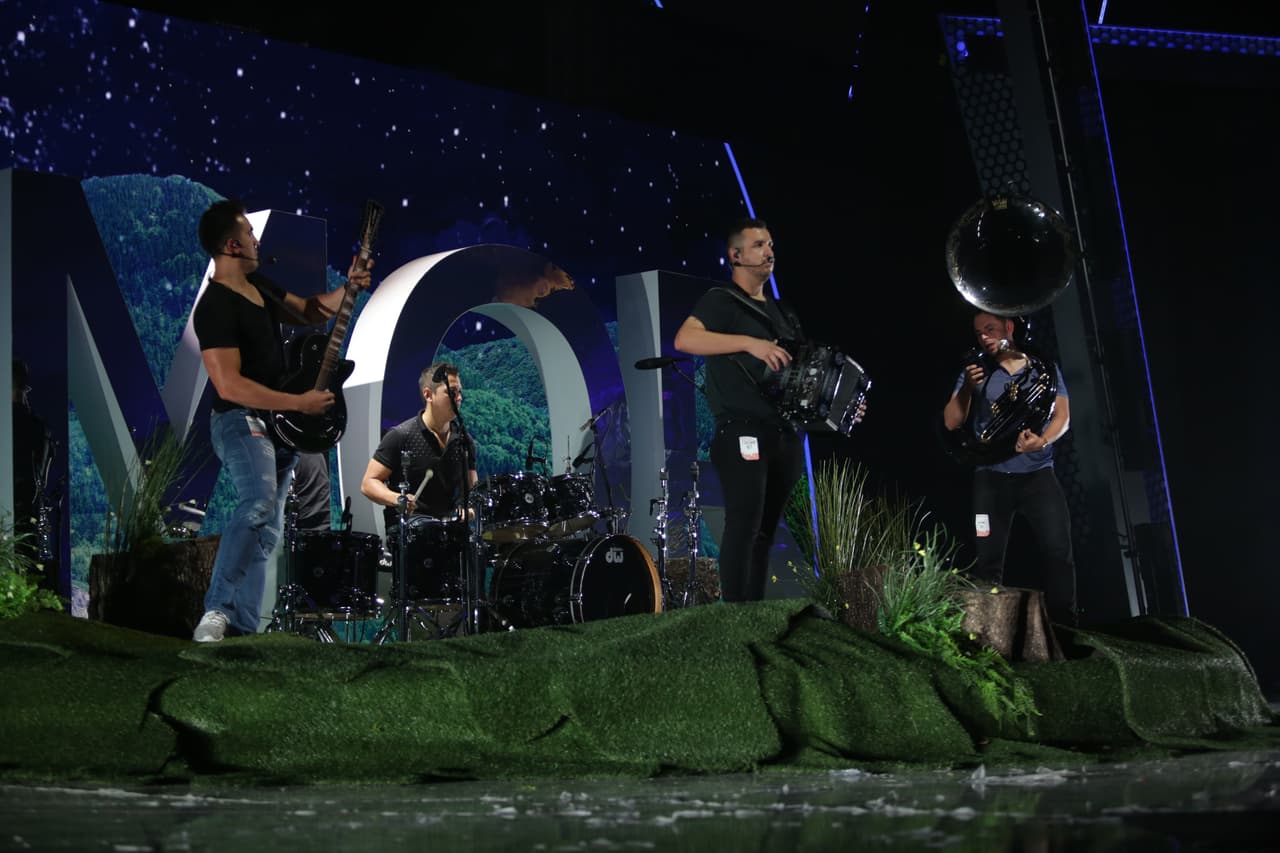 La agrupación sinaloense, no descuidó ningún detalle a la hora del ensayo previo a los Premios Juventud, demostrando su gran profesionalismo.
