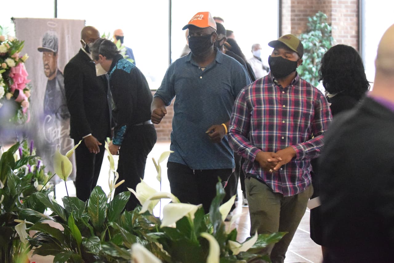 Los asistentes dieron el último adiós a Floyd.