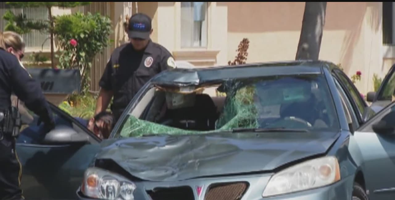 <b>Junio:</b> 
<b><a href="http://www.univision.com/los-angeles/kmex/noticias/accidente-de-trafico/una-conductora-atropella-a-un-peaton-y-sigue-su-viaje-con-el-hombre-incrustado-en-el-parabrisas">Esteysi Sánchez fue arrestada el 27 de junio</a></b> por presuntamente conducir bajo los efectos del alcohol, atropellar mortalmente a un peatón y luego viajar con el cadáver sobre el cofre de su auto por casi una milla, antes de abandonar el vehículo y darse a la fuga. Sanchez, de 29 años, permaneció prófuga hasta que su novio informó a la policía sobre el incidente.