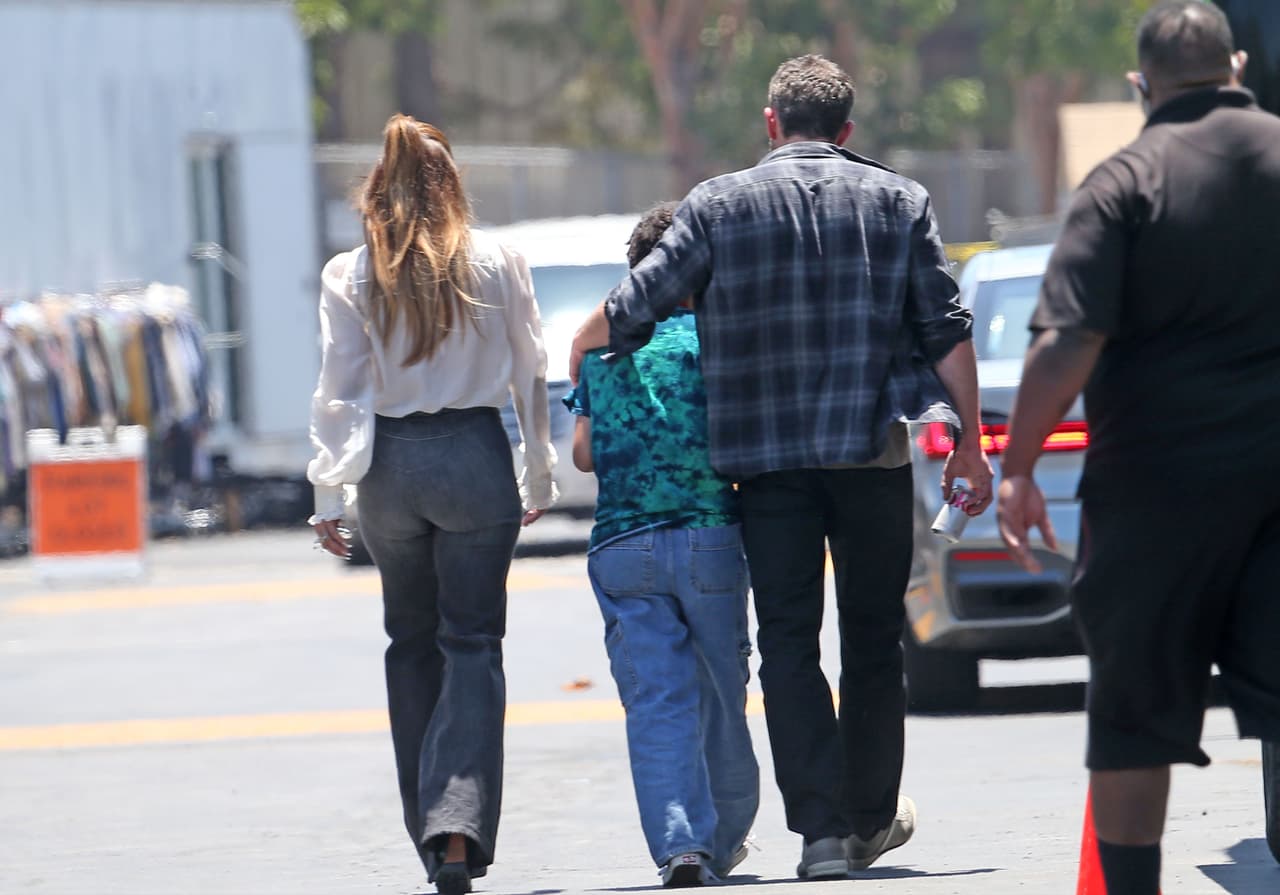 <b><a href="https://www.univision.com/famosos/ben-affleck-jlo-emme-jennifer-garner-fotos" target="_blank">Ben Affleck también caminó junto a Emme</a></b> al tomarla del hombro mientras JLo estaba como testigo. 
<br>