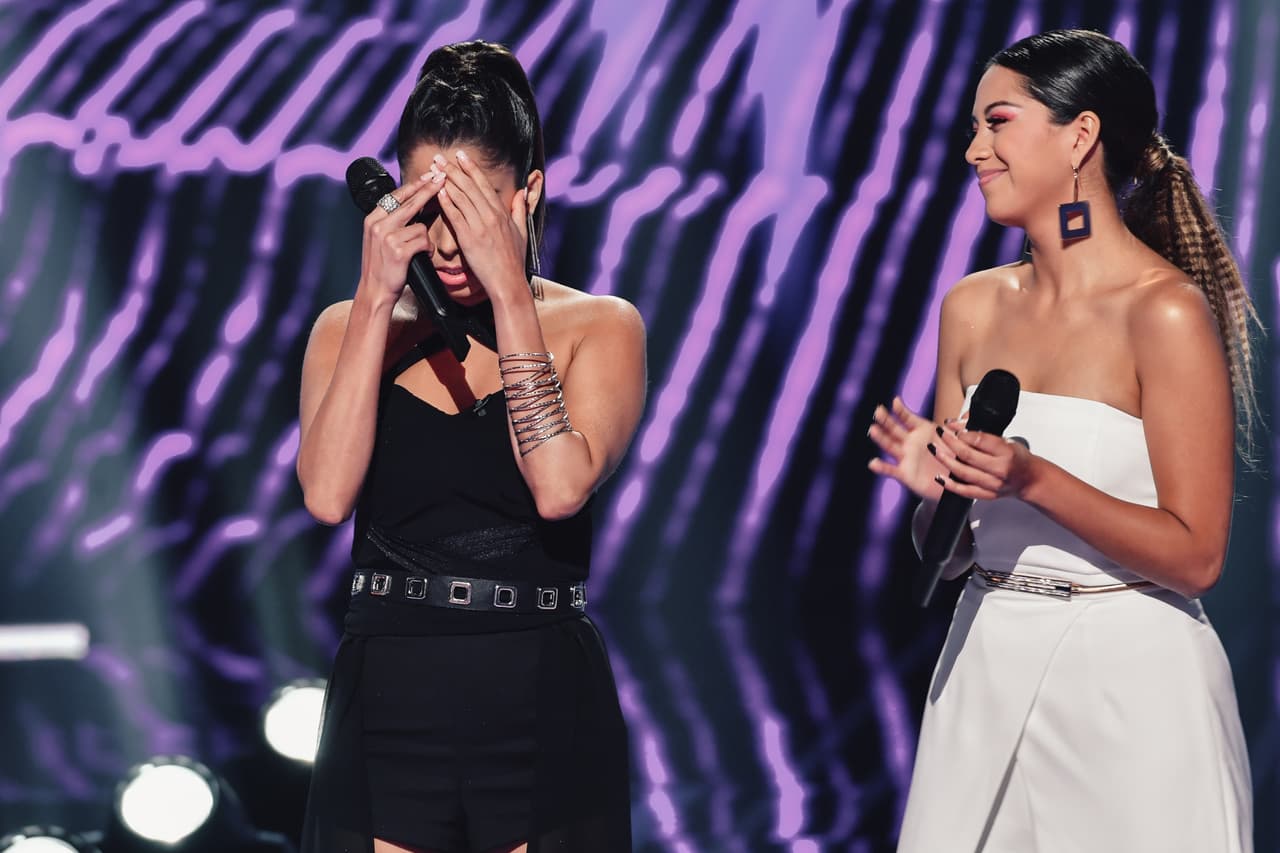 El siguiente performance corrió a cargo de Arlette Gutiérrez y Virginia Stille, quienes cantaron el inolvidable tema de Jenni Rivera 'Ya lo sé'.
