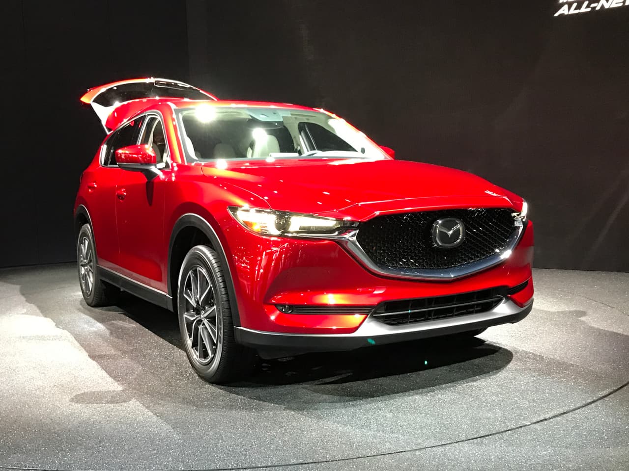 La crossover compacta
<a href="http://www.univision.com/noticias/mazda/mazda-presento-la-segunda-generacion-de-su-popular-cx-5-en-el-auto-show-de-los-angeles" target="_blank"><b>Mazda CX-5,</b></a> uno de los grandes éxitos de la marca japonesa y sin duda uno de los mejores vehículos en su categoría, vio la llegada de su segunda generación en el
<a href="http://www.univision.com/noticias/auto-shows/los-angeles-auto-show"><b>Auto Show de Los Angeles</b></a>. Puedes leer y ver todos los detalles de esta camioneta en nuestra cobertura del show.