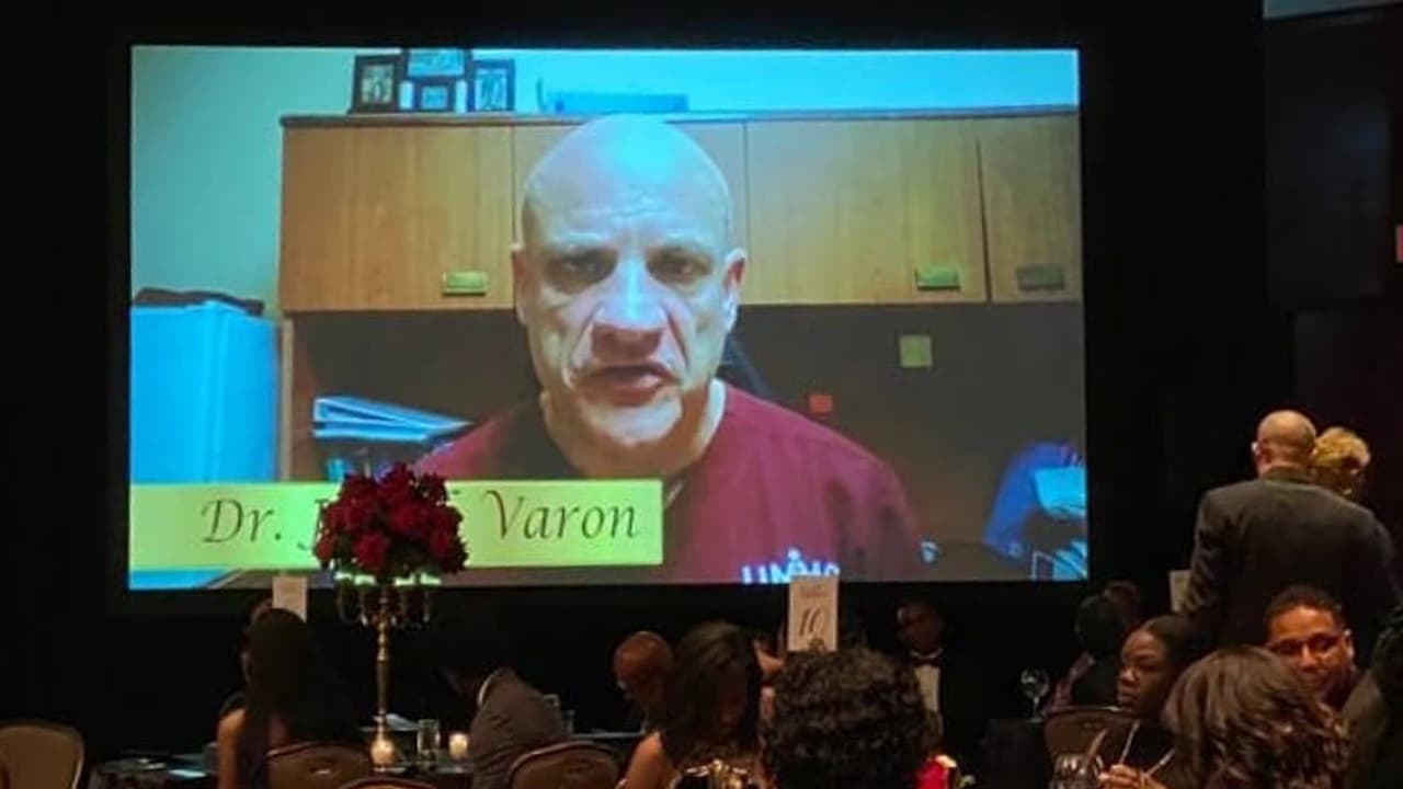 La 
<b><a href="https://twitter.com/HoustonTX" target="_blank">ciudad de Houston</a></b> entregó el premio humanitario al doctor 
<b><a href="https://www.univision.com/local/houston-kxln/el-coronavirus-esta-aqui-para-quedarse-dr-joseph-varon-de-united-memorial-medical-center-de-houston">Joseph Varón</a></b>, durante una ceremonia el sábado por su lucha contra el 
<b><a href="https://www.univision.com/local/houston-kxln/vacuna-covid-19-houston-donde-y-cuando">coronavirus</a></b>.