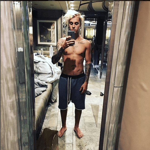 OMG! Tiene tremendas abs este muñequito.