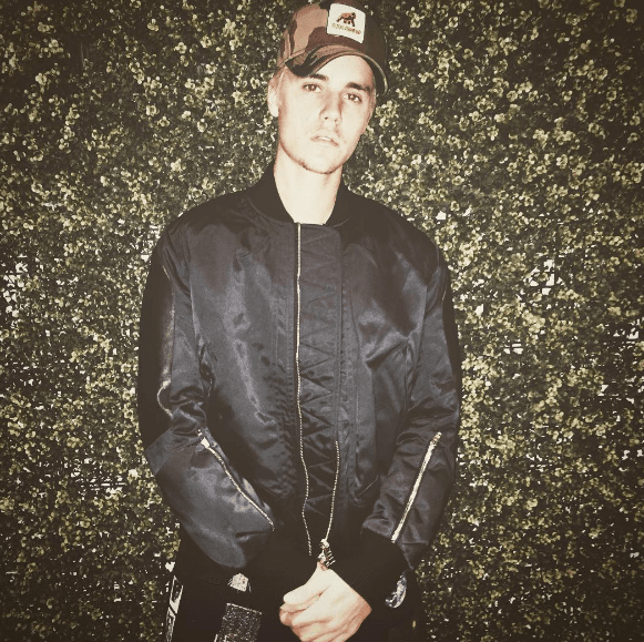 Sin duda, nos gustaría enseñarle un par de palabras en español, como "te amo" o "¿Te casas conmigo?".