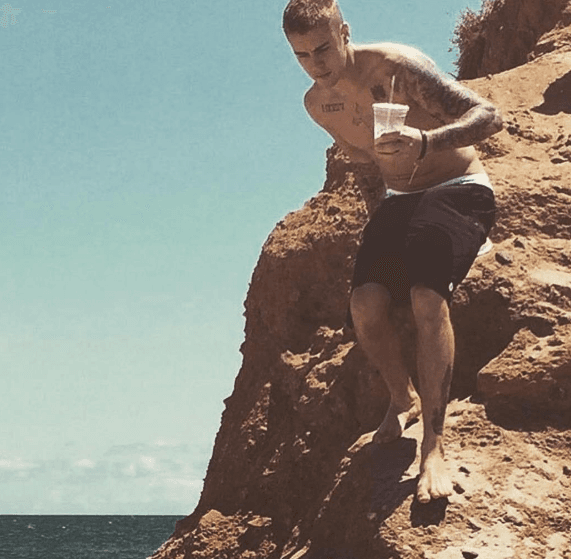 Además de que logra consentirnos con imágenes en sus redes sociales en las que podemos ver muchos de sus sexys detallitos.