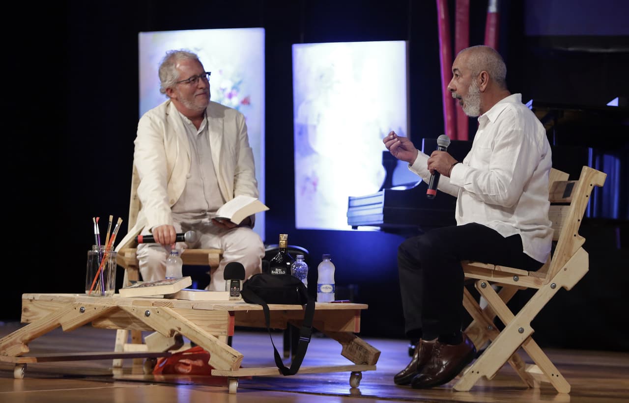 Padura conversa con el escritor colombiano Héctor Habad Fasciolince durante el Hay Festival.