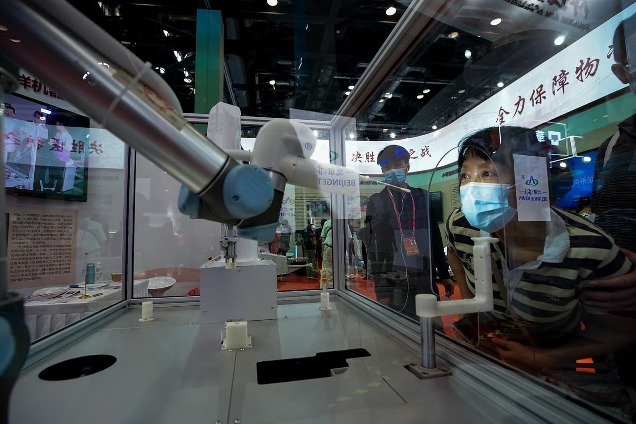 Ante la emergencia sanitaria, los avances médicos están priorizando el uso de nuevas
<a href="https://www.univision.com/temas/tecnologia">tecnologías</a> no solo para ayudar a que un paciente mejore, sino para resolver el inconveniente de la proximidad y mantener la distancia necesaria para reducir la probabilidad de contagio. En la imagen,
<b>una mujer se somete a una prueba de hisopo, tomada por un brazo robótico</b>.
<br>