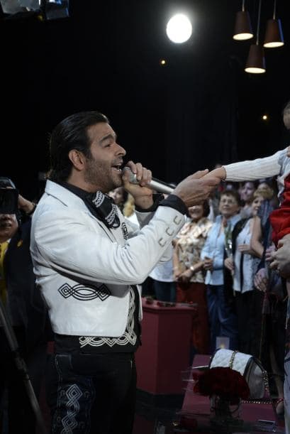 Pablo Montero le cantó a las mamitas