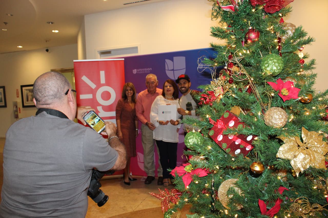 Listos para arrancar para Miami para la gran final de La Banda, Jaime A. Cabrera y su esposa Lilliam Rodríguez González, los felices ganadores de Claro te lleva a la gran final de La Banda, llegaron a Univision Puerto Rico a recoger su premio.