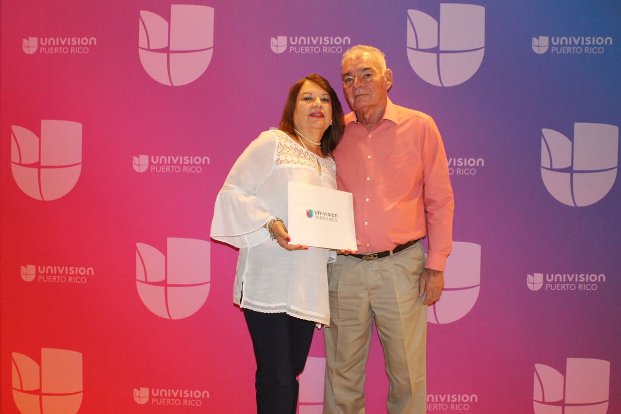 Listos para arrancar para Miami para la gran final de La Banda, Jaime A. Cabrera y su esposa Lilliam Rodríguez González, los felices ganadores de Claro te lleva a la gran final de La Banda, llegaron a Univision Puerto Rico a recoger su premio.