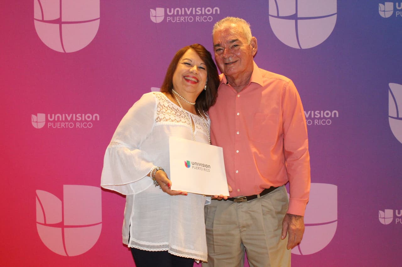 Listos para arrancar para Miami para la gran final de La Banda, Jaime A. Cabrera y su esposa Lilliam Rodríguez González, los felices ganadores de Claro te lleva a la gran final de La Banda, llegaron a Univision Puerto Rico a recoger su premio.