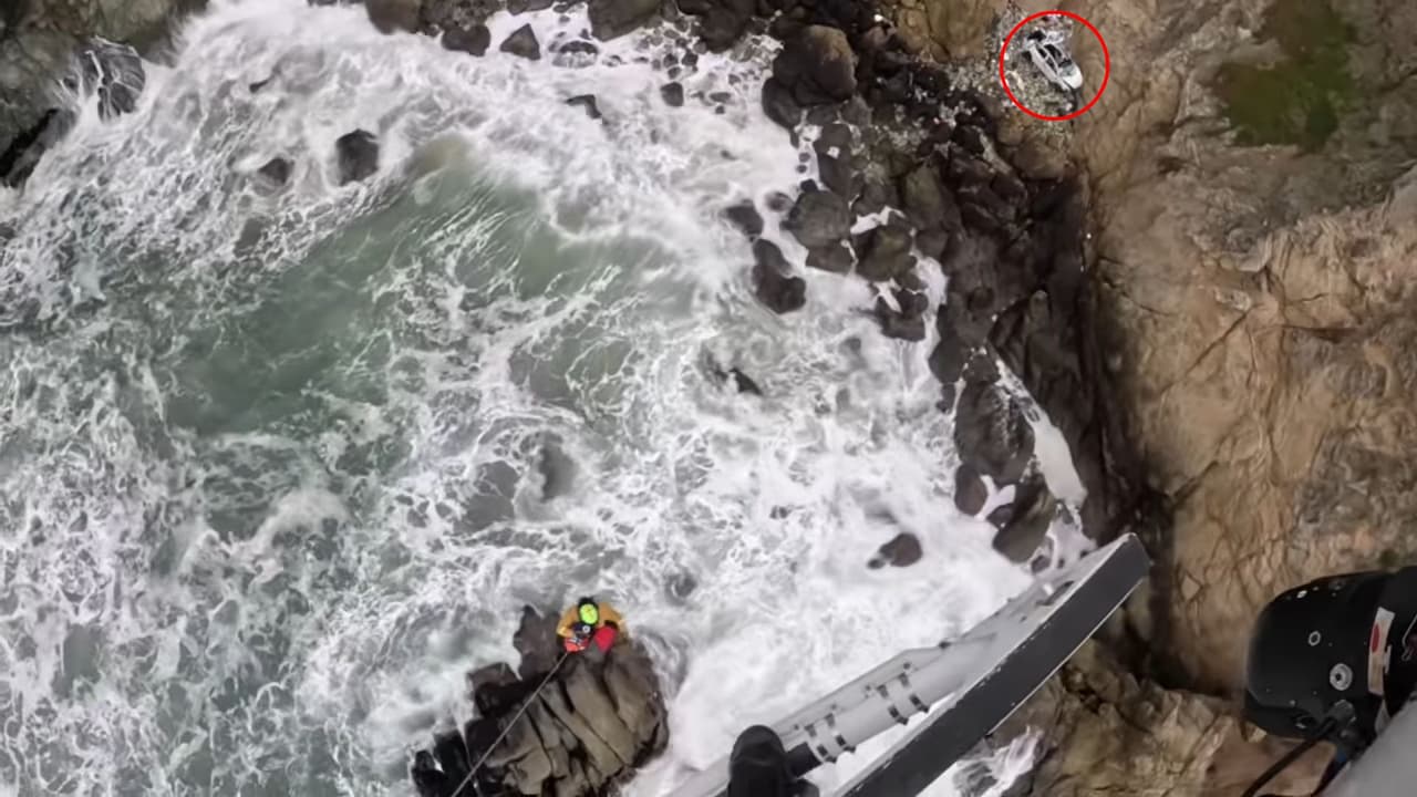 El automóvil cayó cientos de pies por el acantilado y hasta llegar a la playa.
<br>