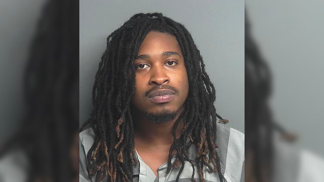 Tre Von Malic, 24 años, acusado de secuestro con agravantes. Última residencia conocida: Plantation Drive, Conroe, Texas.