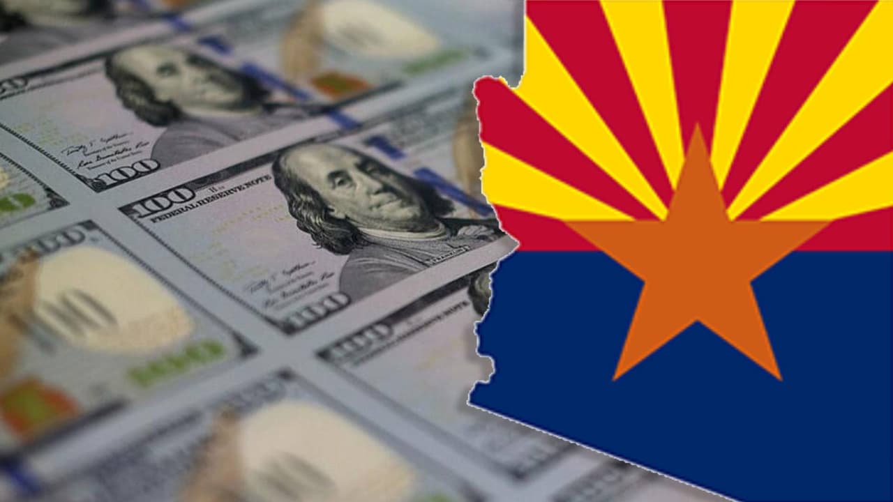 En días pasados, la gobernador Katie Hobbs anunció que se devolvería dinero a los bolsillos de casi 
<b>750,000 familias de Arizona </b>
<a href="https://www.univision.com/local/arizona-ktvw/quienes-son-elegibles-reembolso-de-impuestos-hasta-750-arizona-fotos">elegibles</a>, el cual se comenzaría a enviar antes del 15 de noviembre.