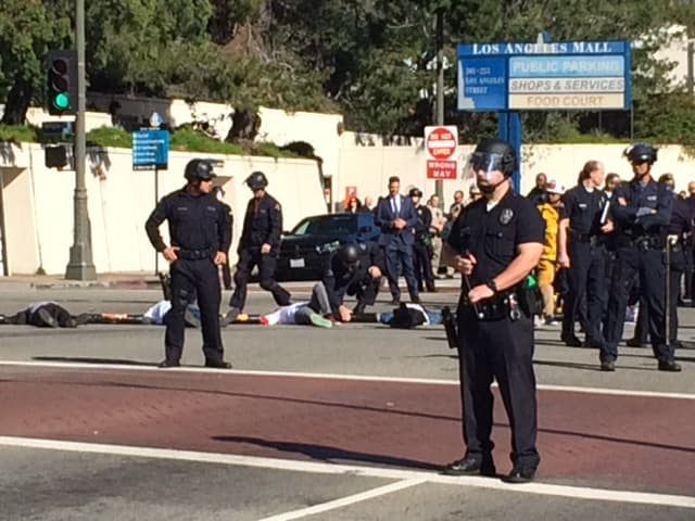 Autoridades confirmaron que ocho activistas fueron arrestados durante la manifestación y que las calles Temple y Los Angeles fueron abiertas de nuevo.
