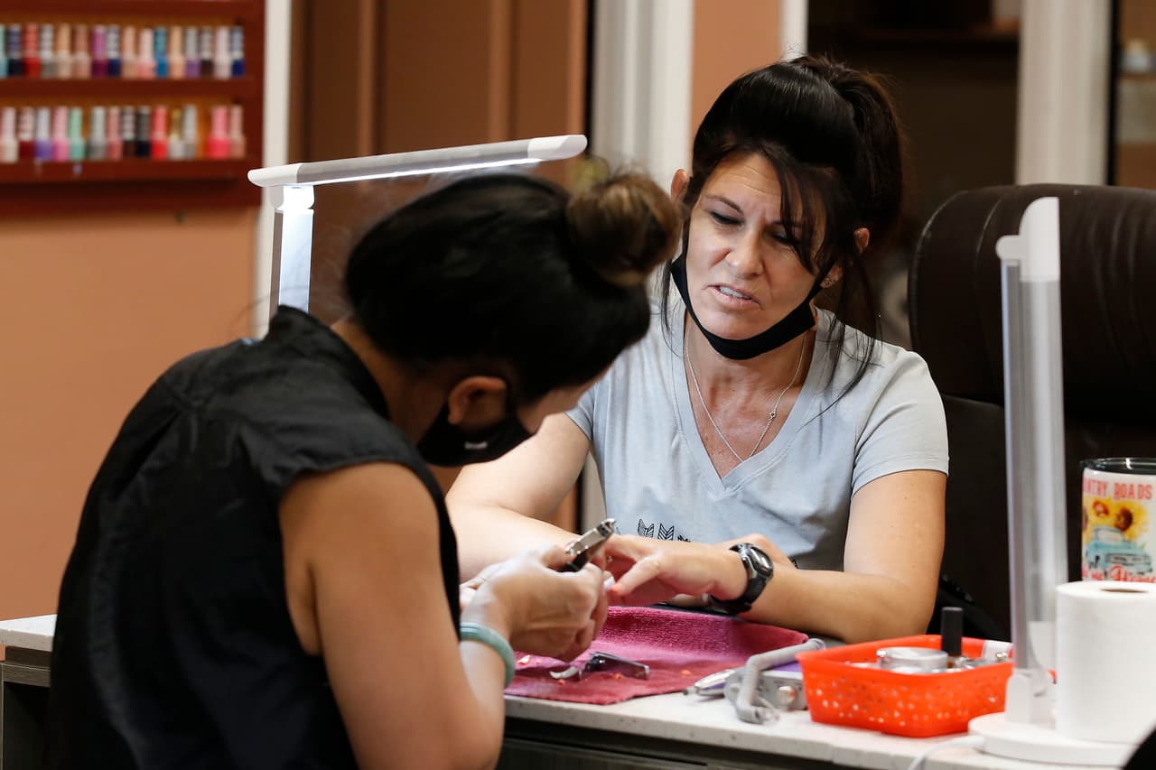 Según el gobernador Gavin Newsom, la primera transmisión comunitaria de
<a href="https://www.univision.com/temas/coronavirus">coronavirus</a> en California ocurrió en un salón de belleza. El mandatario estatal hizo la declaración la semana pasada sin dar detalles de la ciudad o el negocio en donde esto ocurrió.