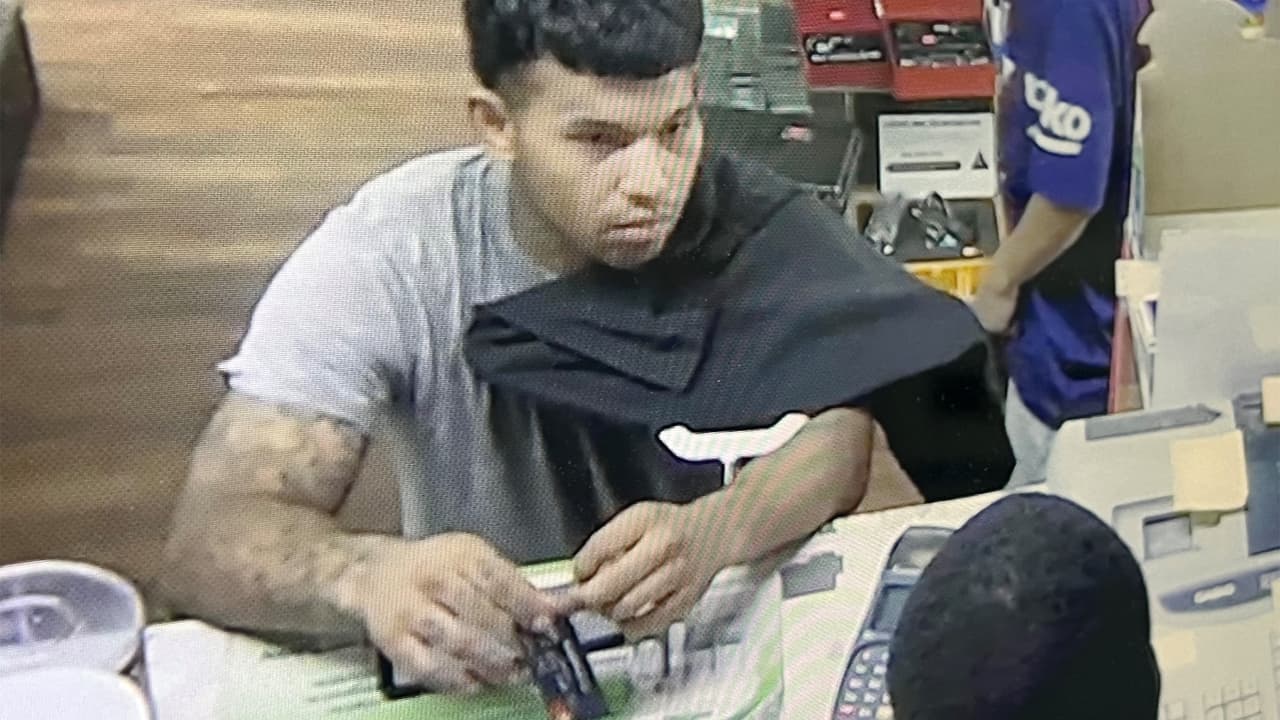 Buscan a dos sospechosos por usar tarjetas de crédito que fueron robadas en el condado Harris