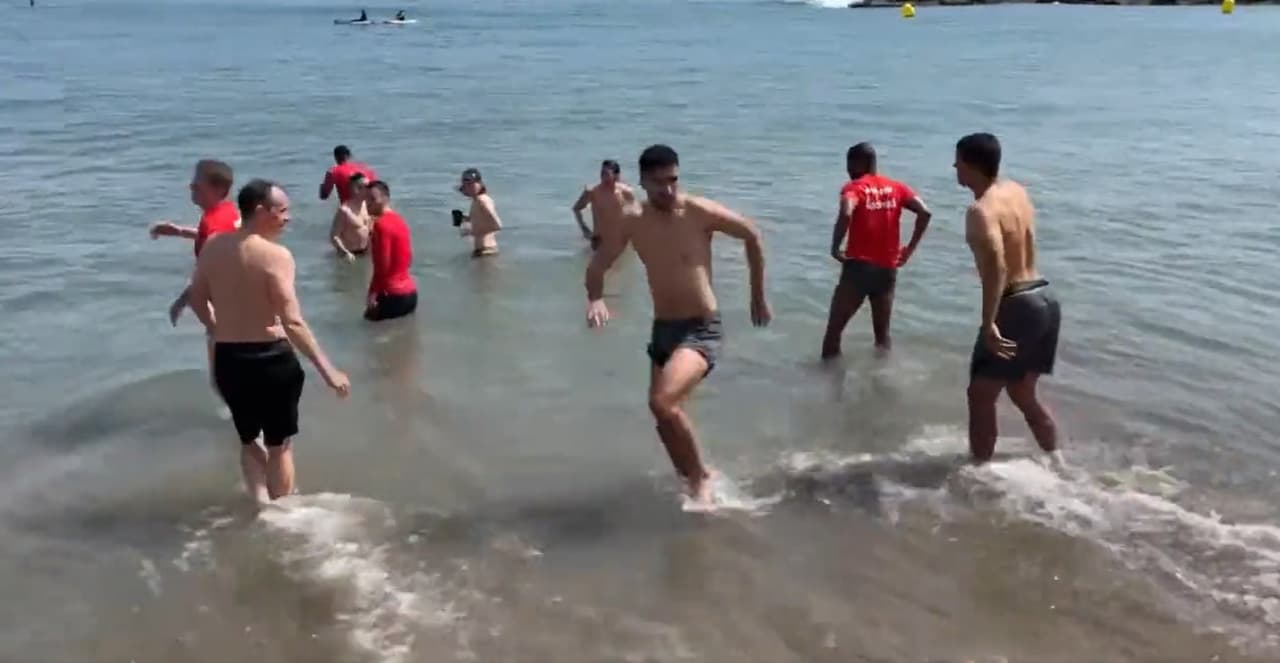 El Frankfurt celebró en la playa de la Barceloneta el triunfo histórico en el Camp Nou para eliminar al Barça de la Europa League.