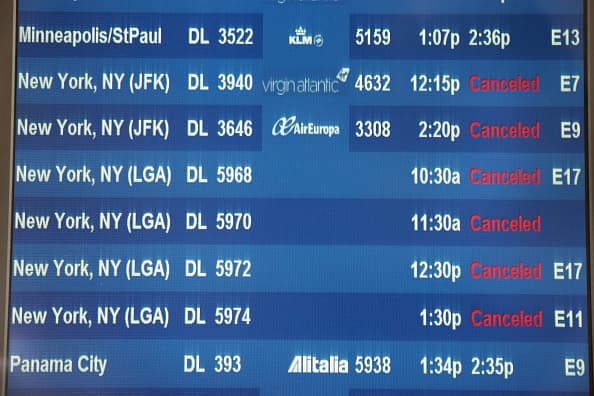 Casi 800 vuelos cancelados y medio centenar de escuelas abrieron tarde en Chicago por nieve por efecto lago