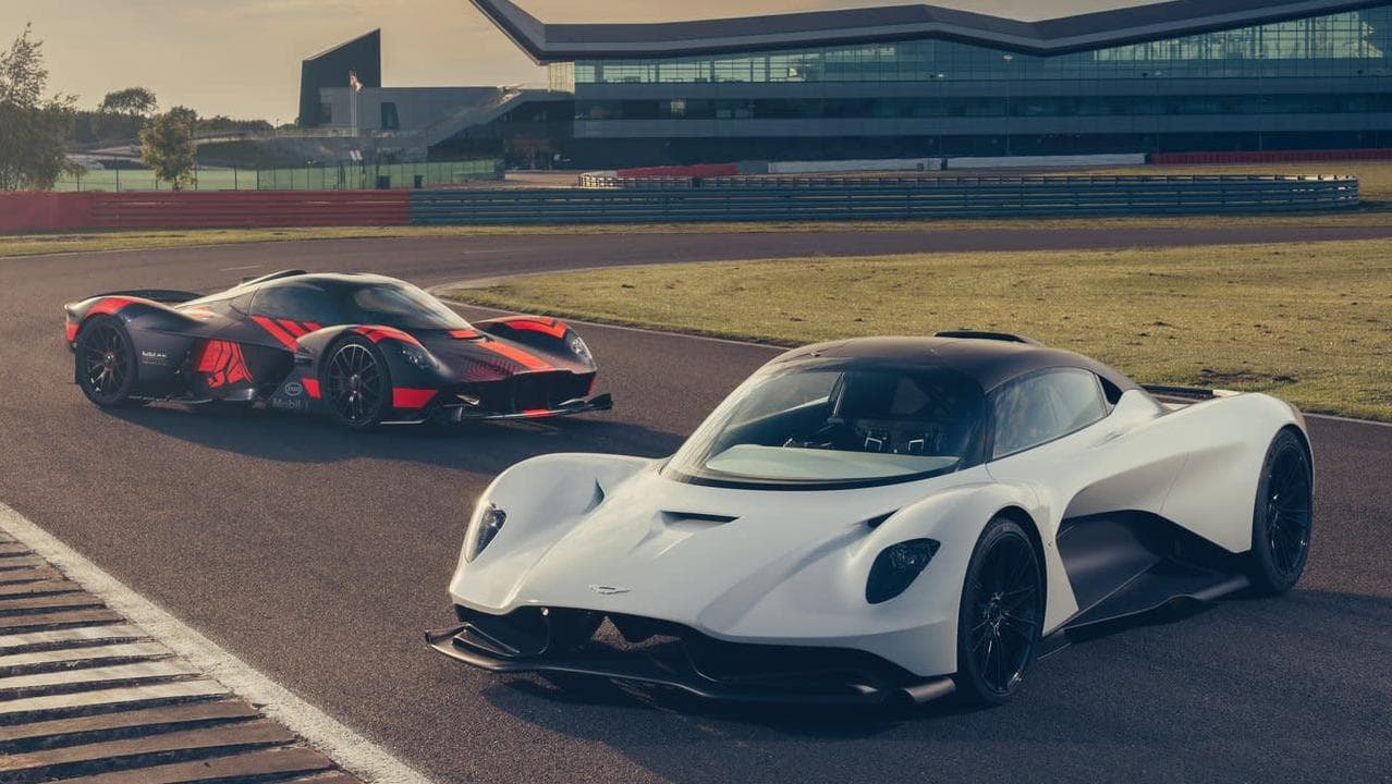 <b>Aston Martin Valhalla</b>
<br>
<br>Otro hiperdeportivo que incluimos en nuestra lista, pero que no es menos impresionante. El Aston Martin Valhalla fue desarrollado en colaboración con Red Bull Advanced Technologies, una división del equipo Red Bull de Fórmula 1, que lo dotó con elementos similares al que lleva su hermano mayor, 
<a href="https://www.univision.com/noticias/aston-martin/motor-show-ginebra-2018-el-aston-martin-valkyrie-amr-pro-solo-25-unidades-y-con-1-100-hp-fotos#fdffb9dc0000" target="_blank">el Valkyrie</a>.