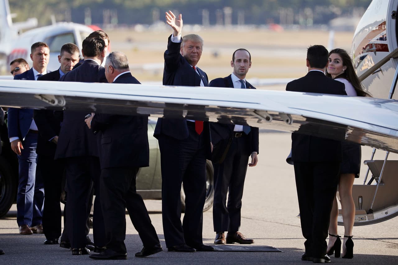 Donald Trump saluda junto a su avión tras un mitin en Bedford, New Hampshire.