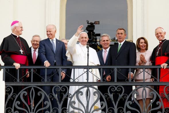 El pontífice saluda a la multitud desde el balcón del edificio del Capitolio, después de su discurso.