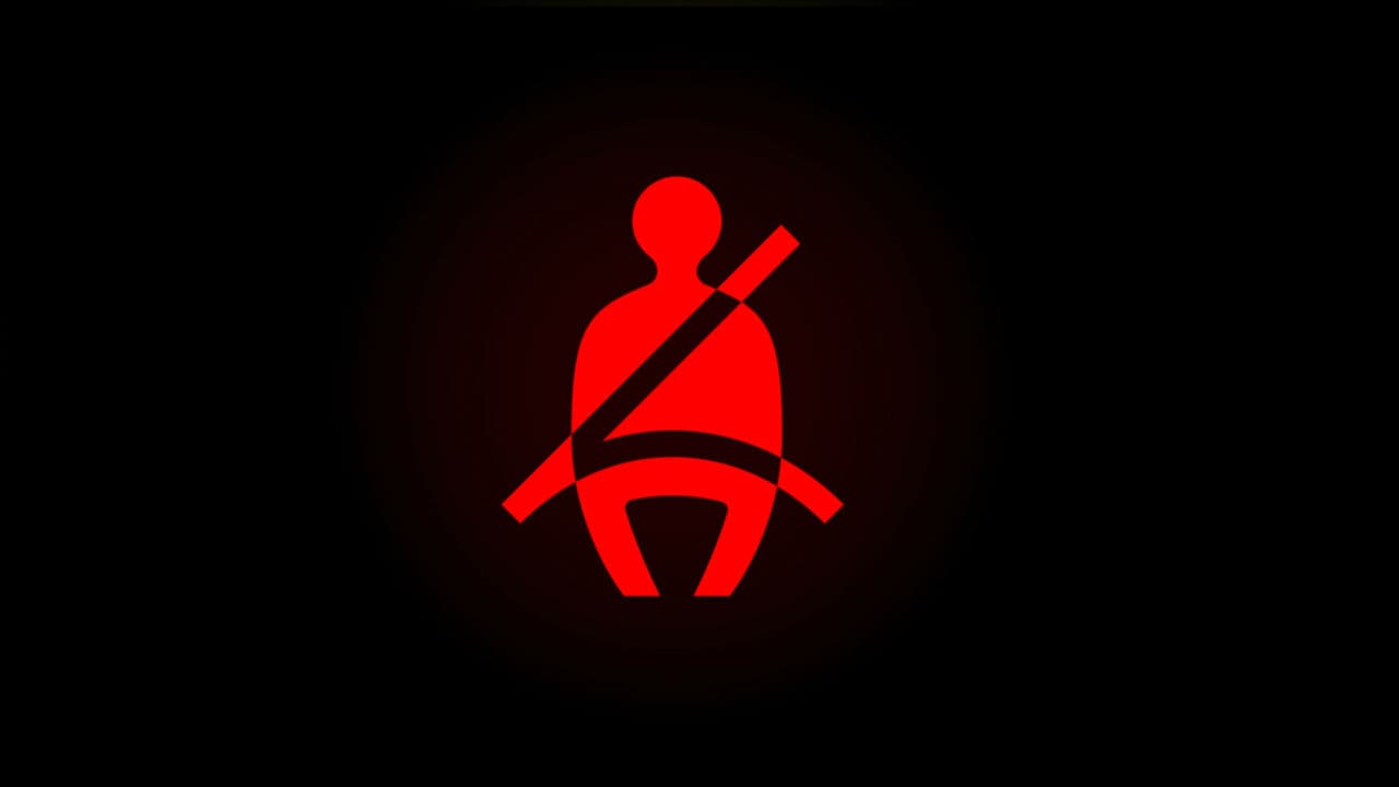 <b>Cinturón de seguridad</b>
<br>
<br>Uno de los indicadores más importantes que no debes de perder de vista. Si enciendes tu auto y tú y el pasajero delantero no se han puesto el cinturón de inmediato se activará y no desaparecerá hasta que se lo pongan. Usualmente vendrá acompañado de una alarma intermitente diseñada especialmente para ser muy fastidiosa.