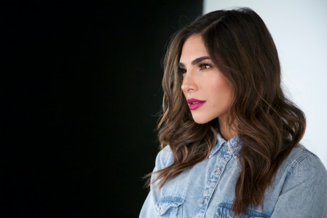 <b><a href="http://www.univision.com/shows/la-reina-de-la-cancion/las-mejores-fotos-de-los-looks-de-alejandra-espinoza-en-la-reina-de-la-cancion-fotos" target="_blank">Alejandra </a></b>llegó con 
<b><a href="http://www.univision.com/shows/la-reina-de-la-cancion/lo-sentimos-alejandra-matteo-y-su-papi-son-dos-gotas-de-agua-fotos" target="_blank">Matteo</a></b> a su primera sesión de fotos desde que vive en Los Ángeles y busca abrirse camino en la actuación. Desde lo natural hasta lo glamoroso, Alejandra jugó con varios estilos para abarcar todo tipo de personajes y llamar la atención de los productores. 
<b><a href="http://www.univision.com/shows/la-reina-de-la-cancion/capitulo-4-alejandra-la-de-tijuana-en-la-los-americanos-la-prefieren-al-natural-para-ellos-mas-es-menos-video" target="_blank">MIRA EL VIDEO</a></b>.