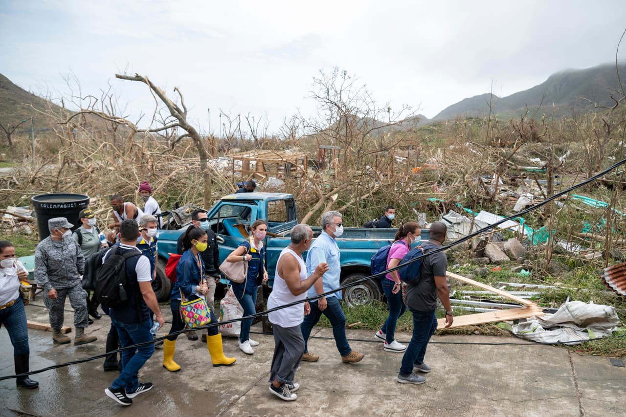 El presidente Duque en su recorrido por Providencia. Aseguró que "más de 112 personas" fueron evacuadas de esta isla, entre ellas seis heridos y varios turistas.