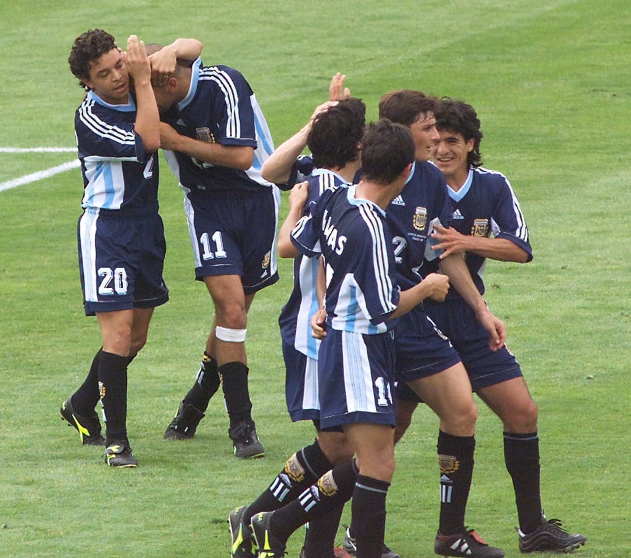 Como jugador, Vivas fue un férreo defensor lateral derecho, compañero de tipos de cuidado como Diego Simeone, Ariel Ortega y Juan Sebastián Verón.