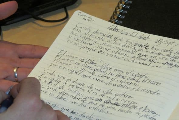 Se lo regalaron los niños de un orfanato y ahí, compone canciones. ¡Qué lindo!