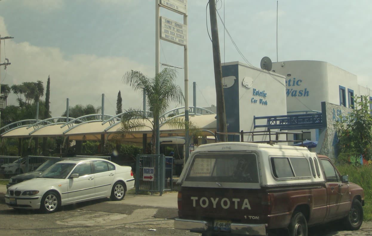 En este lavado de autos en Guadalajara, ‘El Lobo’ se reunió con García Luna para entregarle 2.5 millones de dólares en efectivo, según su declaración.