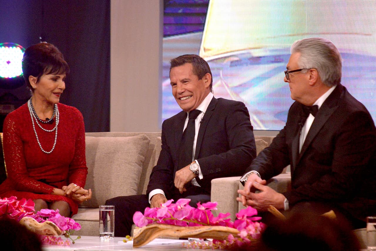 En mayo de 2020, el periodista deportivo José Ramón Fernández entrevistó al llamado 'César del boxeo'. En el último segmento de la charla le lanzó: "¿Cuál fue tu relación con Salma Hayek?, pero la verdad, ¡eh!".