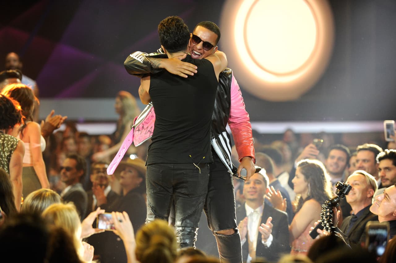 En los GRAMMY no se registró un abrazo apretado como este, ocurrido el pasado abril cuando terminaron de cantar juntos 'Despacito', en la edición latina de los Billboard.