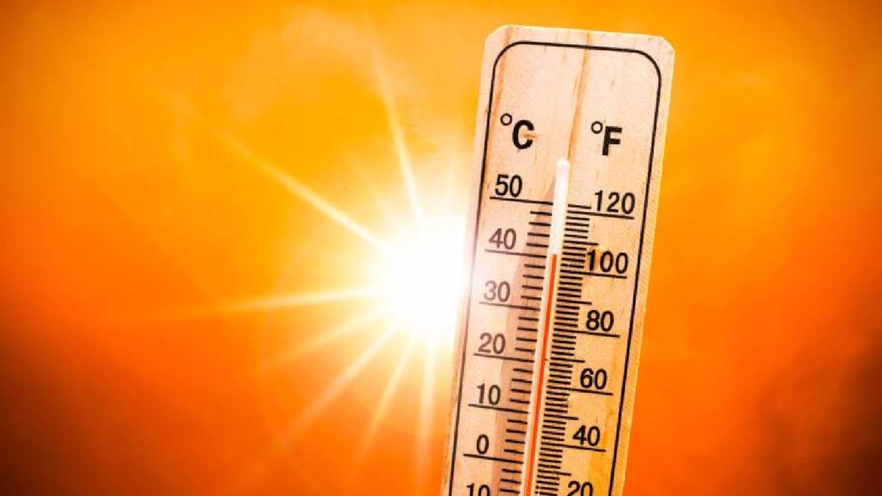 Cuando la temperatura del cuerpo alcanza los 102º grados, el cerebro manda señales para reducir la actividad y la persona comienza a sentirse fatigada. A partir de los 104º se puede sufrir un 
<a href="https://www.univision.com/local/arizona-ktvw/que-es-golpe-de-calor-cuales-sintomas-como-protegerse">golpe de calor</a> y después de los 
<b>105º grados el cuerpo comienza a apagarse</b>.