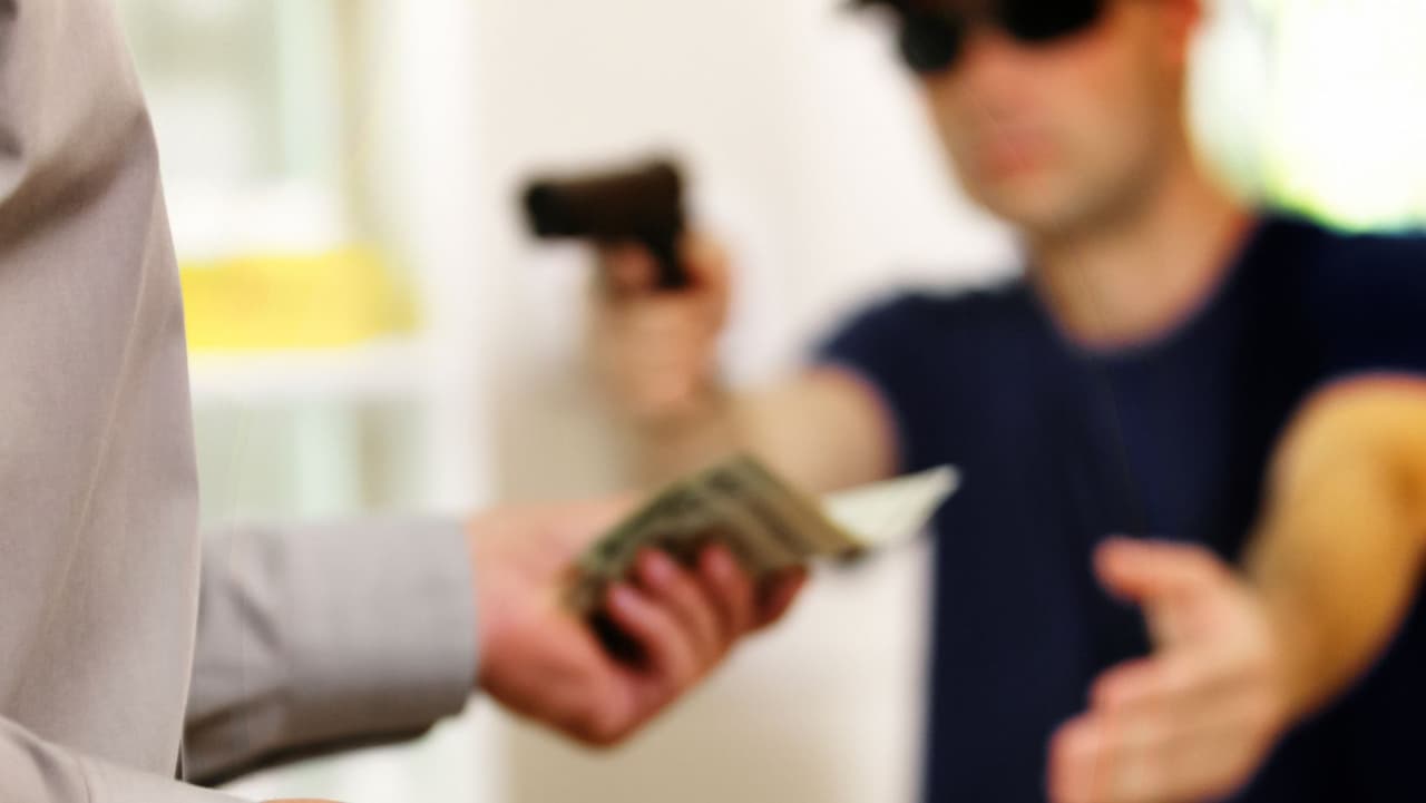 La tercera es la vencida: arrestan a hombre que cometió tres robos a mano armada en un día