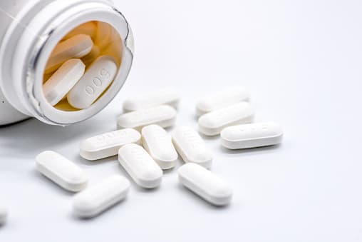 Una sobredosis de Benadryl es potencialmente dañina para la salud y también puede causar la muerte si no es tratado a tiempo. Demasiada difenhidramina puede causar una frecuencia cardíaca alta y desencadenar arritmias. También puede causar alucinaciones, convulsiones y requerir un catéter para drenar la orina de la vejiga debido a que no puede orinar.