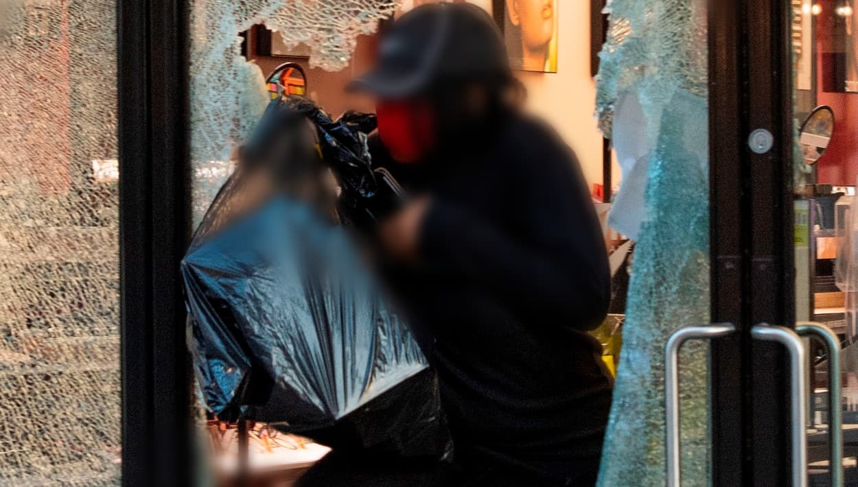 Arrestan a 3 de los cerca de 80 enmascarados con armas que asaltaron tienda Nordstrom en California