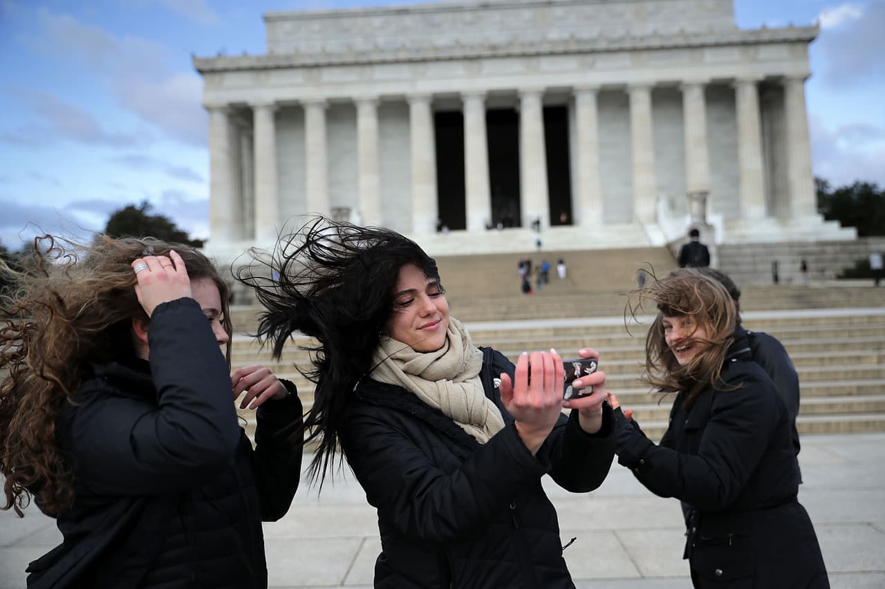Un grupo de turistas de Los Ángeles aprovechan de tomarse una selfie en el Lincoln Memorial de Washington DC en momentos en que los vientos soplan con gran fuerza.