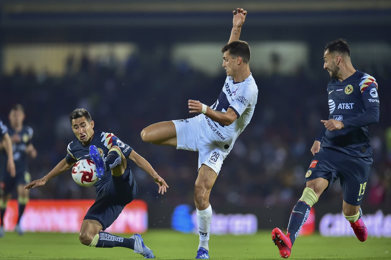 Luis Fuentes se recupera bien y evita el disparo del delantero de Pumas Juan Dinenno.