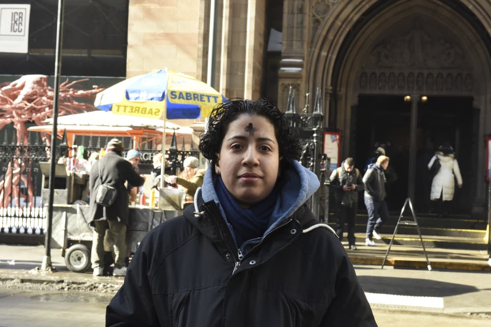 Así que cada año, los Miércoles de Ceniza presenciamos a millones de fervientes religiosos que tienen una cruz de ceniza en sus frentes, tras haber ido a misa o simplemente, con un sacerdote que se las impuso. Pero, ¿qué significa esta tradición? ¿Desde hace cuánto se celebra?