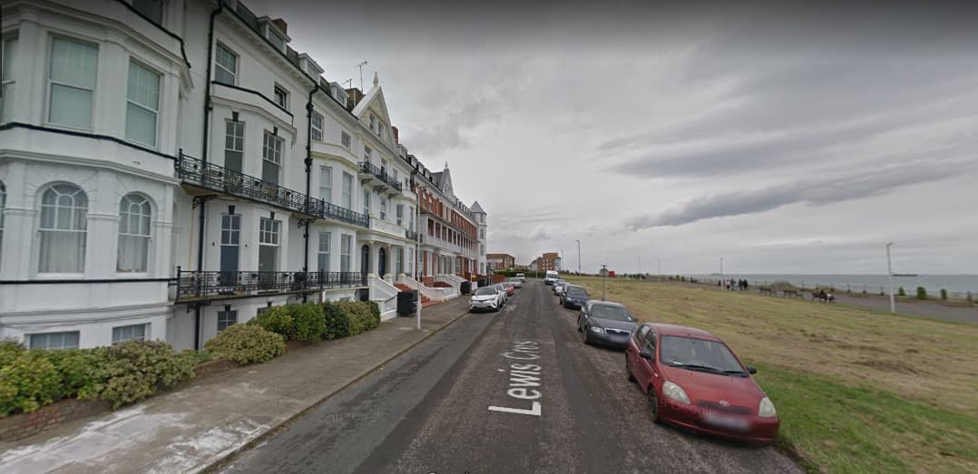 <h3 class="cms-H3-H3"><b>8. Cliftonville, Margate, Reino Unido</b></h3>
<br>
<br>Aunque es un barrio costero, Time Out señala que Cliftonville ofrece mucho más que playa, ya que es el hogar de las comunidades artísticas más prósperas de Reino Unido. Esto se debe en buena medida a que muchas personas que antes vivían en Londres se han instalado aquí recientemente, ocupando viviendas y estudios mucho más acogedores y asequibles. Está a unas dos horas y 20 minutos al este de Londres. Northdown Road, que es la columna vertebral del barrio, acoge muchos cafés, tiendas de discos, pequeños comercios de alimentos ecolótgicos o locales alternativos financiados por la comunidad, como el bar queer CAMP y la galería Quench, según cita 
<i>Time Out</i>.