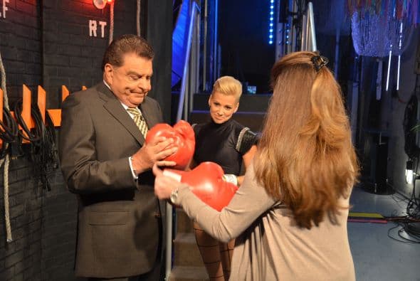 Así es, la cantante colombiana llegó con el caracter bien puesto y retó a Don Francisco a un enfrentamiento de box.