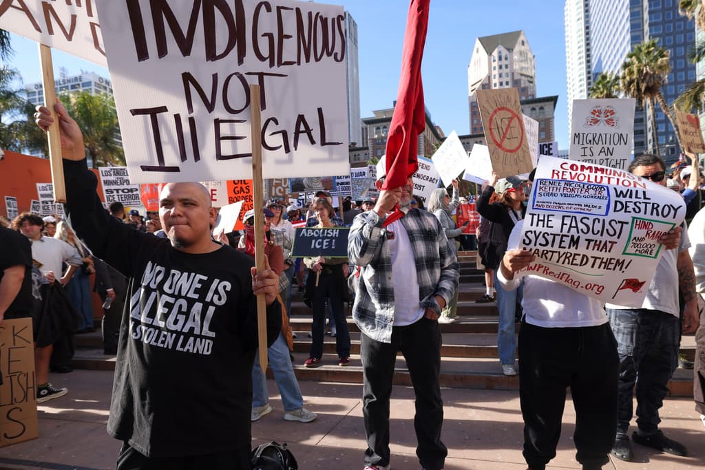 Miles de personas se congregaron este sábado en ciudades de California bajo el lema "ICE Out For Good", en una jornada nacional de más de 1,000 eventos para exigir justicia por la muerte de Renee Nicole Good, una madre de 37 años abatida por un agente de ICE en Minneapolis el 7 de enero, y para rechazar la operación militar estadounidense que capturó al presidente venezolano Nicolás Maduro el 3 de enero.
