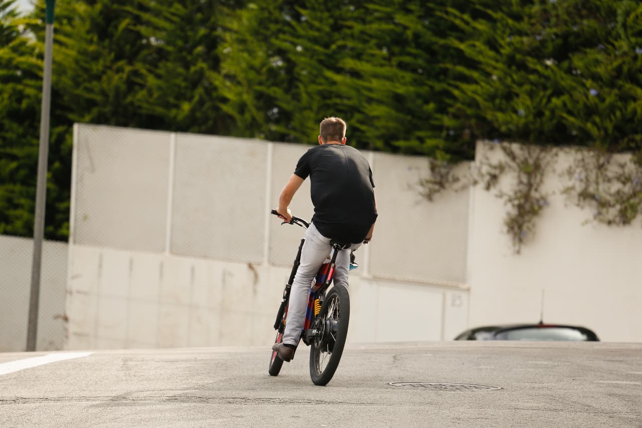 Photo © 2016 Quimi Ortiz/The Grosby Group EXCLUSIVE Barcelona, Sept 22, 2016 Soccer star, Gerard Pique arrives home driving a Barcelona FC customized bicycle after picking up his son Milan from school.